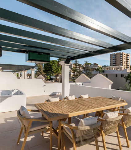 Полностью отреставрированный двухуровневый пентхаус с тремя спальнями и солярием в комплексе Алоха Гарденс, Нуэва Андалусия