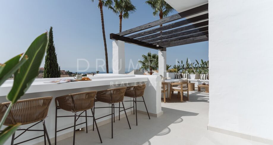 Penthouse de Luxe Rénové avec Piscine Privée et Vue sur Mer à Nueva Andalucía
