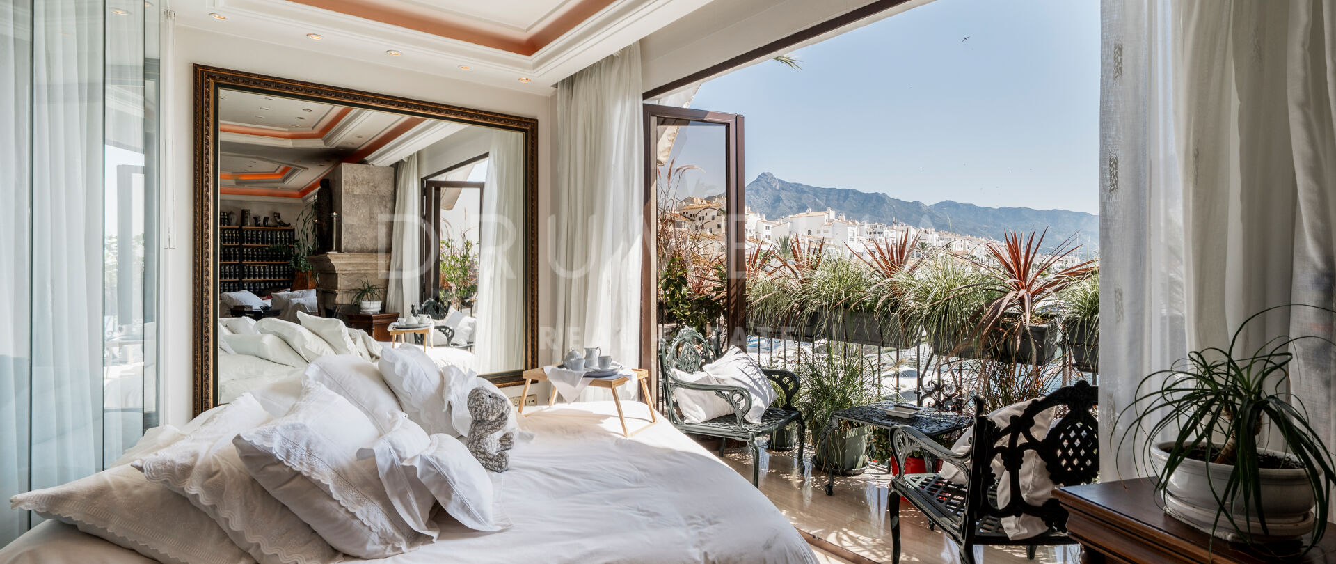 Property with Commercial License and Unrivalled Views in the Heart of Puerto Banús