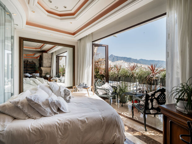 Nieruchomość z Licencją Komercyjną i Niezrównanym Widokiem w Sercu Puerto Banús