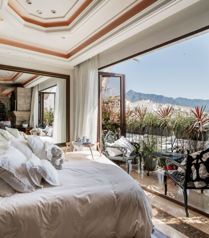 Property with Commercial License and Unrivalled Views in the Heart of Puerto Banús