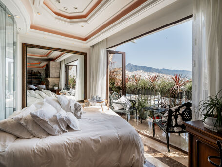 Eiendom med Næringslisens og Uslåelig Utsikt i Hjertet av Puerto Banús