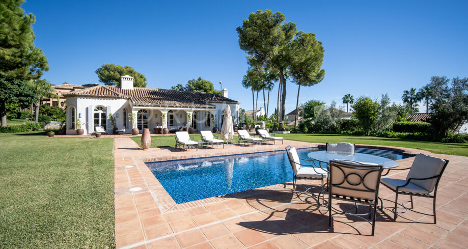 Elegante villa de estilo clásico de alta gama en venta en Altos Reales, Marbella