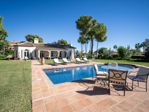 Elegant classic style high-end villa for sale in Altos Reales, Marbella