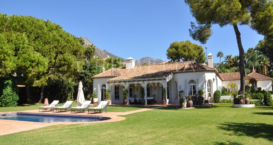 Elegant classic style high-end villa for sale in Altos Reales, Marbella