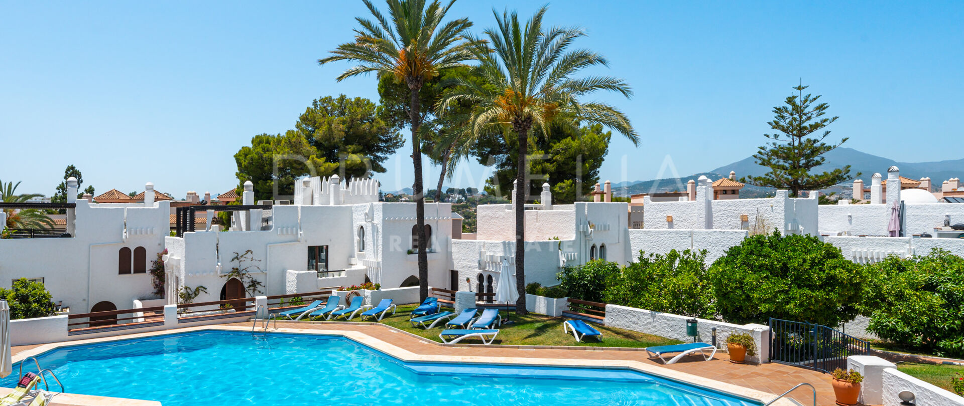 Nyligen renoverad takvåning i två plan med terrasser och utsikt i Atalaya de Río Verde.