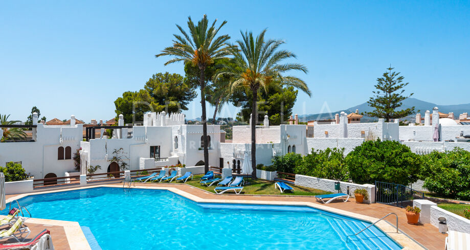 Neu renoviertes Duplex-Penthouse mit Terrassen und Aussicht in Atalaya de Río Verde.