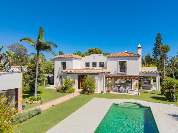 Villa renovada junto a la playa en Casasola