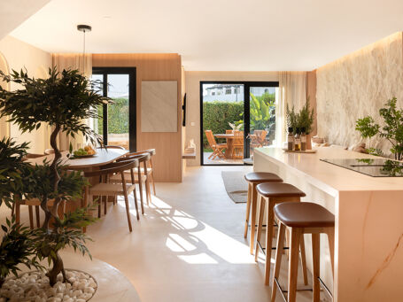 Renoviert rekkehus med privat basseng i Azalea Beach, Puerto Banús