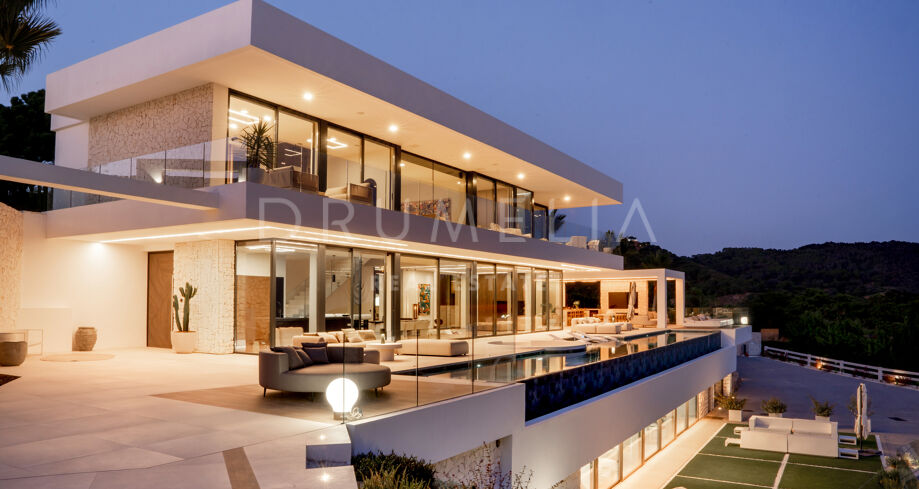 Villa contemporánea de lujo en Monte Mayor con vistas panorámicas al mar y la montaña