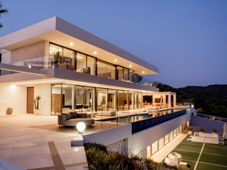 Moderne luksusvilla i Monte Mayor med panoramautsikt over hav og fjell