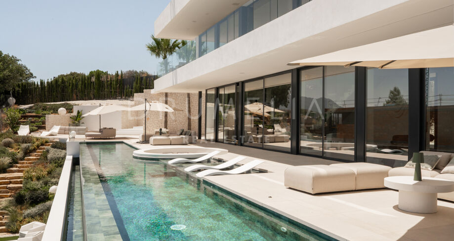 Villa contemporánea de lujo en Monte Mayor con vistas panorámicas al mar y la montaña