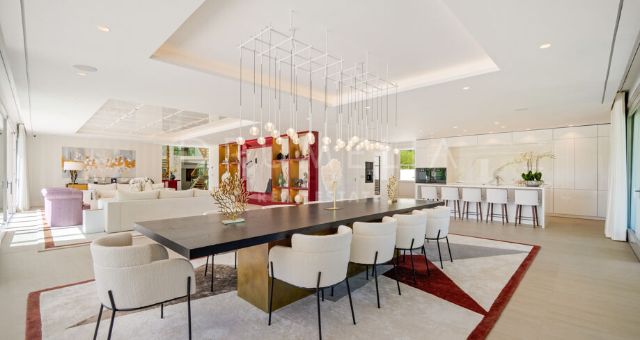 Elegant 6-bedroom villa with private pool and guest house in Aloha, Nueva Andalucía