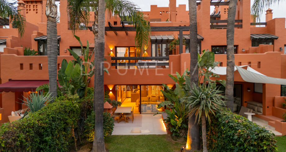 Stylish renovated townhouse with 4 bedrooms, garden and terraces on Marbella’s Golden Mile