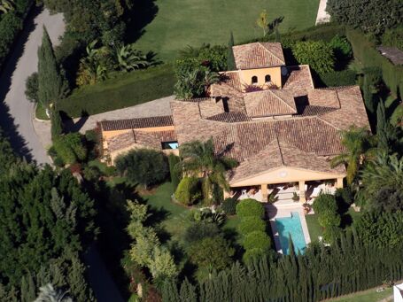 Villa with Andalusian Patio and Spacious Terraces in Guadalmina Baja