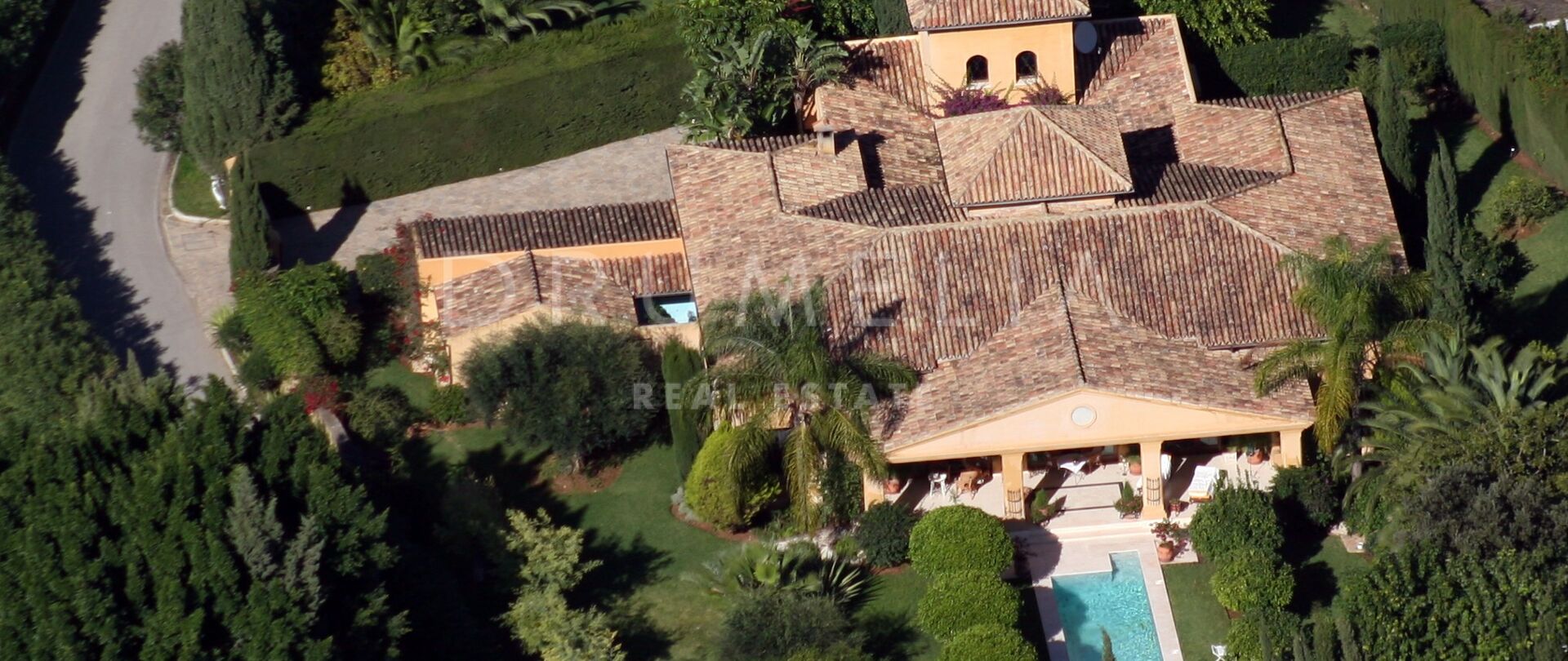 Villa with Andalusian Patio and Spacious Terraces in Guadalmina Baja