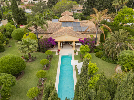 Villa avec Patio Andalou et Grandes Terrasses à Guadalmina Baja