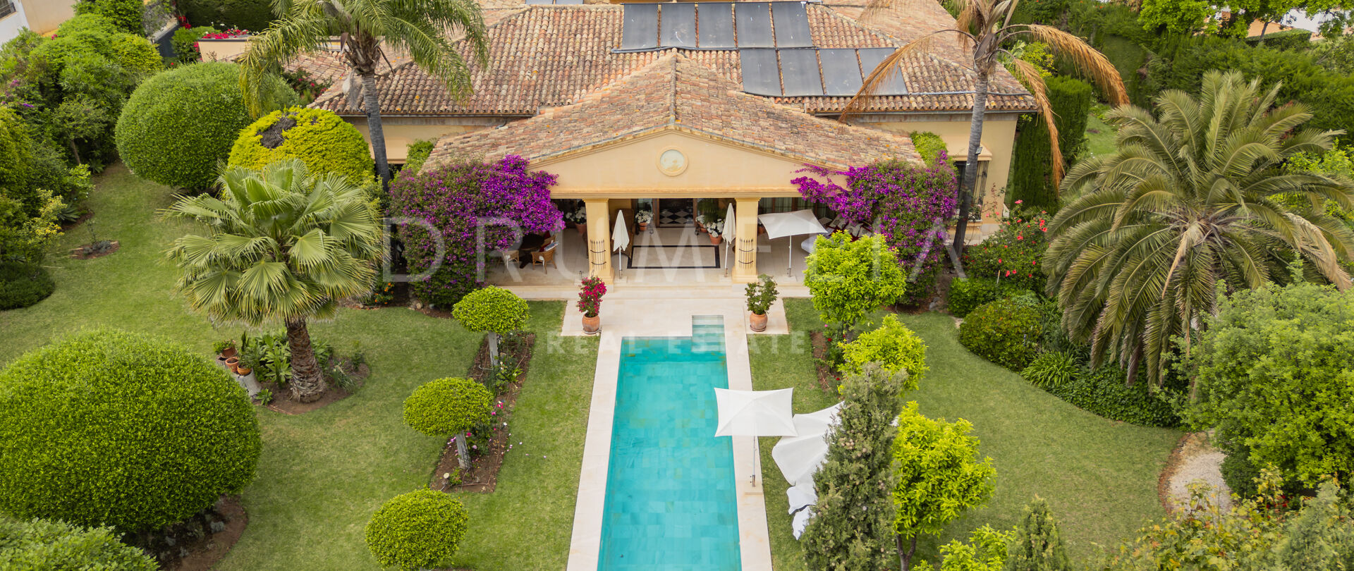 Villa con Patio Andaluz y Amplias Terrazas en Guadalmina Baja