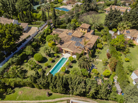 Villa with Andalusian Patio and Spacious Terraces in Guadalmina Baja