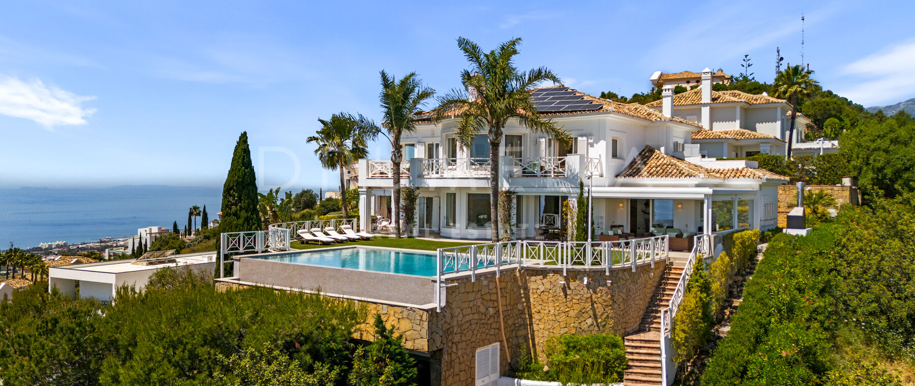 Вилла с Панорамным Видом на Море и Горы в Altos de Los Monteros, Marbella