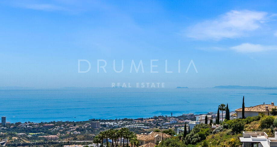 Villa met Panoramisch Zee- en Bergzicht in Altos de Los Monteros, Marbella