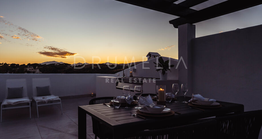 Elegantes Penthouse mit 3 Schlafzimmern im Sierra Club, Nueva Andalucía mit luxuriösem Design, 95 m² Terrasse und Toplage in Marbella