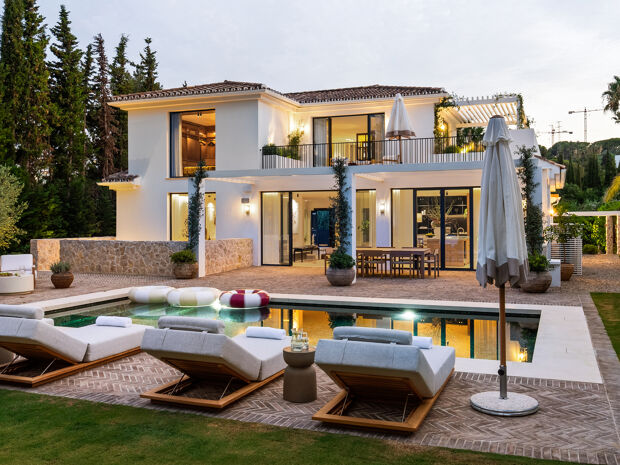Elegant Frontline Golf Villa with Italian Design in Nueva Andalucía