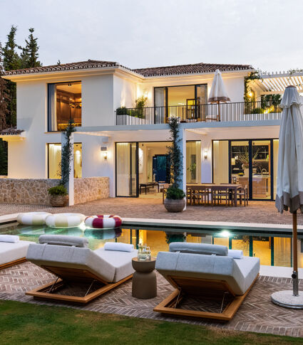Elegant Frontline Golf Villa with Italian Design in Nueva Andalucía