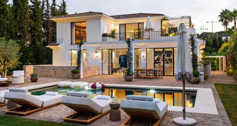 Elegante Frontline Golfvilla met Italiaans Design in Nueva Andalucía