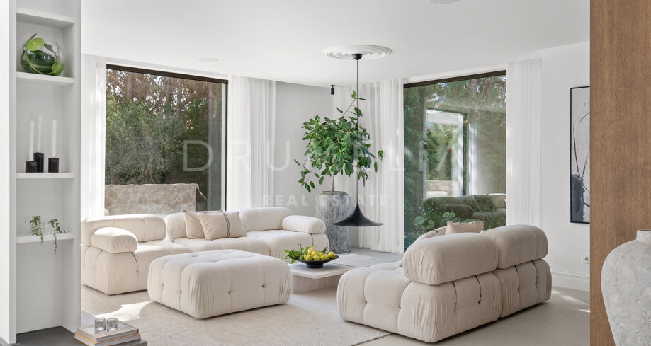 Elegante Frontline Golfvilla met Italiaans Design in Nueva Andalucía