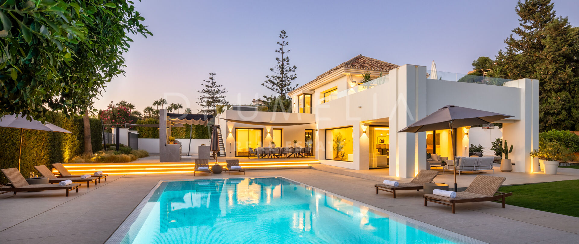 Spektakulär villa med 6 sovrum i Nueva Andalucía med havsutsikt, privat pool, spa, gym och lyxig design av Francisco Martinez Galvan