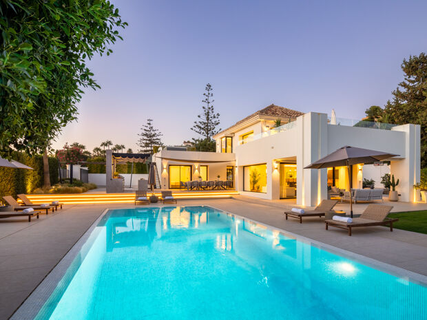 Villa contemporaine de 6 chambres à Nueva Andalucía avec vue mer, piscine privée, spa, salle de sport et design signé Francisco Martinez Galvan