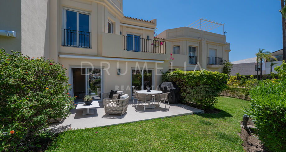 Modern 3-Bed Townhouse in La Quinta Hills with Rooftop Solarium & Views