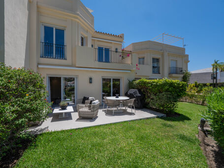 Moderno adosado de 3 dormitorios en La Quinta Hills con solárium en la azotea y vistas