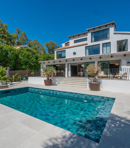 Elegant Nueva Andalucía Villa med pool, jacuzzi och trädgård nära Puerto Banús