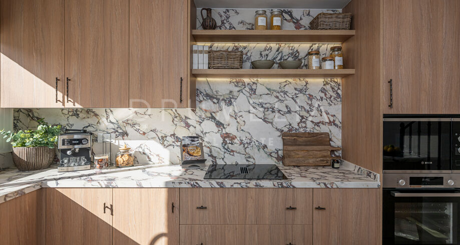 Odnowiony dom szeregowy w Nueva Andalucía w pobliżu Aloha Golf