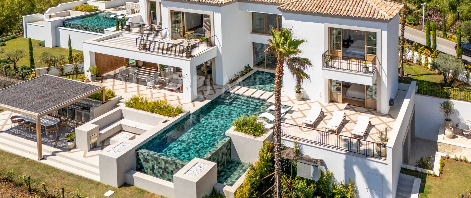 Элегантная вилла с 5 спальнями в The Hills La Quinta с видом на море, бассейном и современными удобствами