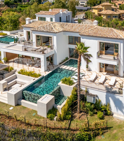 Элегантная вилла с 5 спальнями в The Hills La Quinta с видом на море, бассейном и современными удобствами