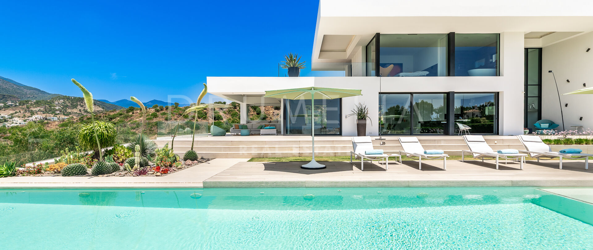 Villa de Lujo con Vistas Panorámicas al Mar, Montaña y Golf en Nueva Andalucía