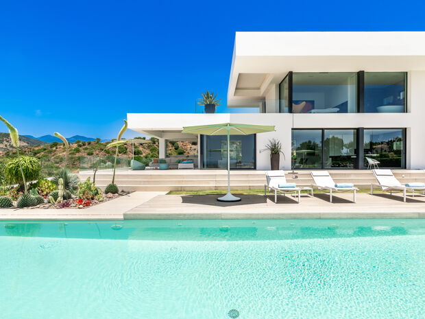 Luxe Villa met Panoramisch Zee-, Berg- en Golfzicht in Nueva Andalucía
