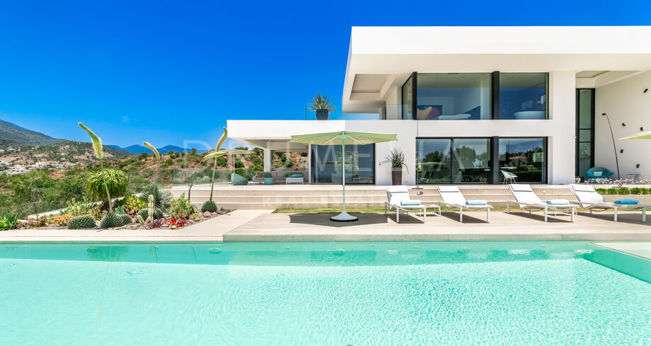 Luxury Villa with Panoramic Sea, Mountain and Golf Views in Nueva Andalucía