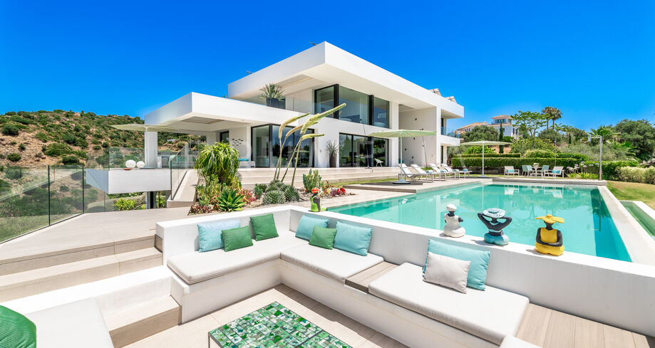 Luxury Villa with Panoramic Sea, Mountain and Golf Views in Nueva Andalucía