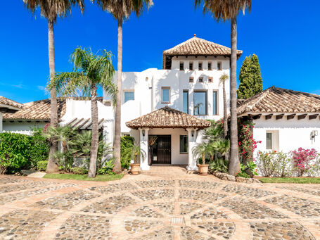 Andalusisk villa med avskildhet och utsikt i La Quinta, Benahavís