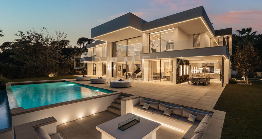 Modern 5-bedroom villa with sea views for sale in El Madroñal, Benahavís – private pool, guest apartment, and panoramic mountain views