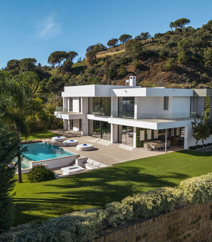 Modern 5-bedroom villa with sea views for sale in El Madroñal, Benahavís – private pool, guest apartment, and panoramic mountain views