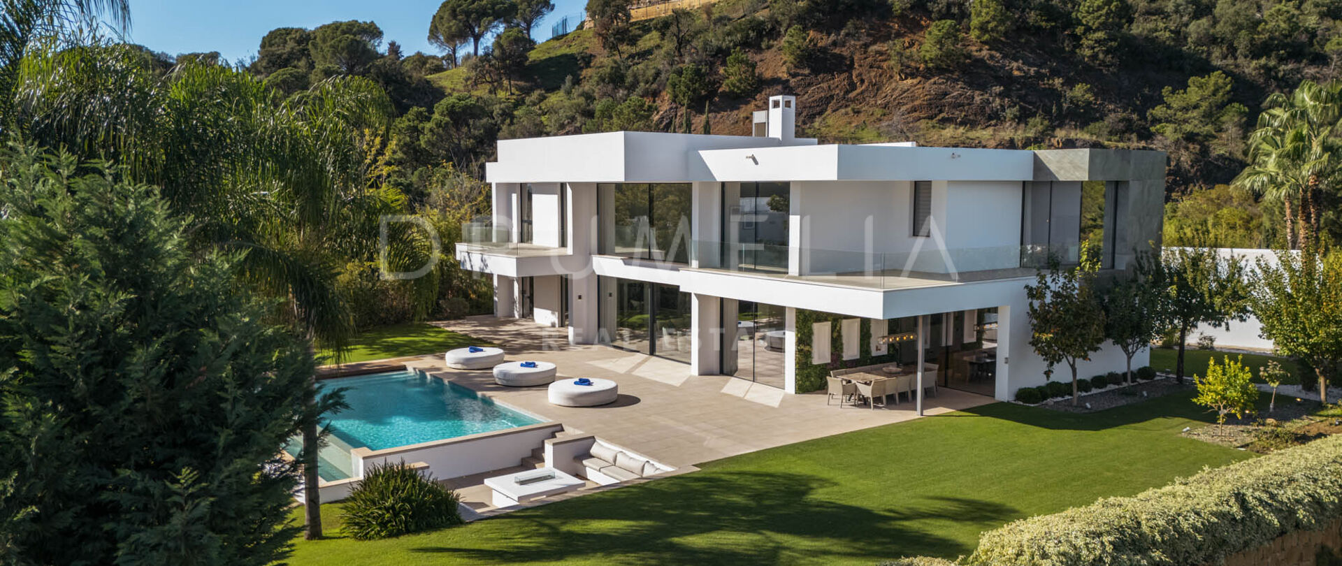 Modern villa med 5 sovrum till salu i El Madroñal, Benahavís – privat pool, gästlägenhet och panoramautsikt över hav och berg