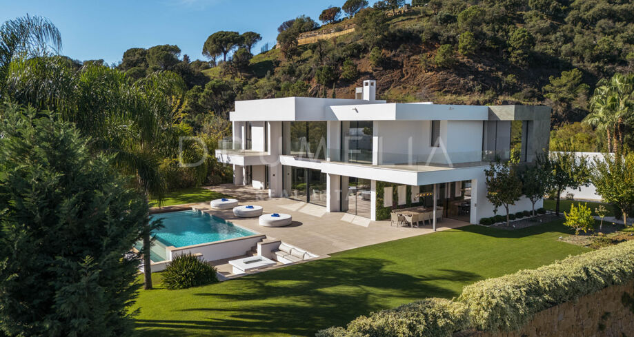 Modern 5-bedroom villa with sea views for sale in El Madroñal, Benahavís – private pool, guest apartment, and panoramic mountain views