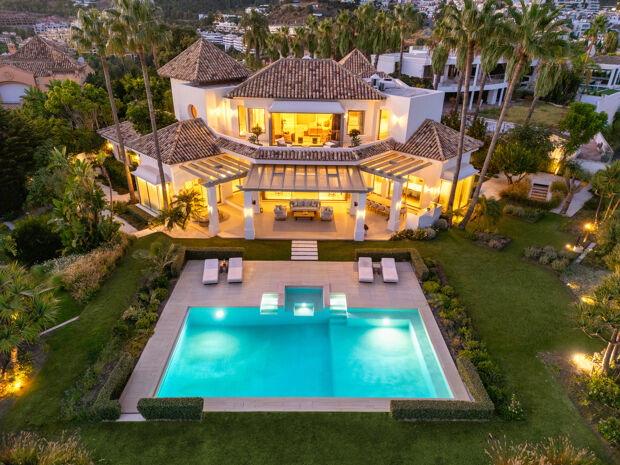 Modern renoverad villa med panoramautsikt i Monte Halcones, Benahavís