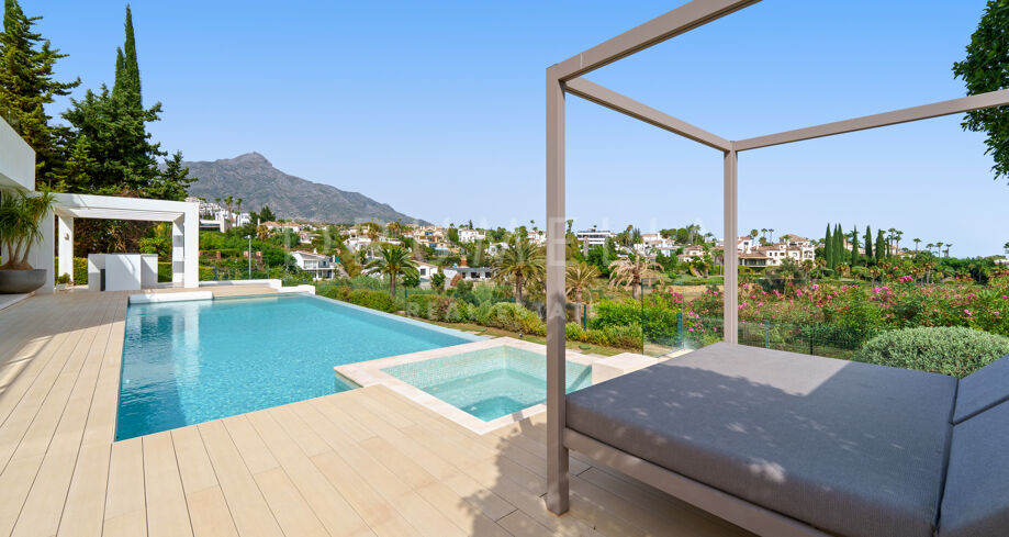Contemporary Frontline Golf Villa with Infinity Pool in Nueva Andalucía