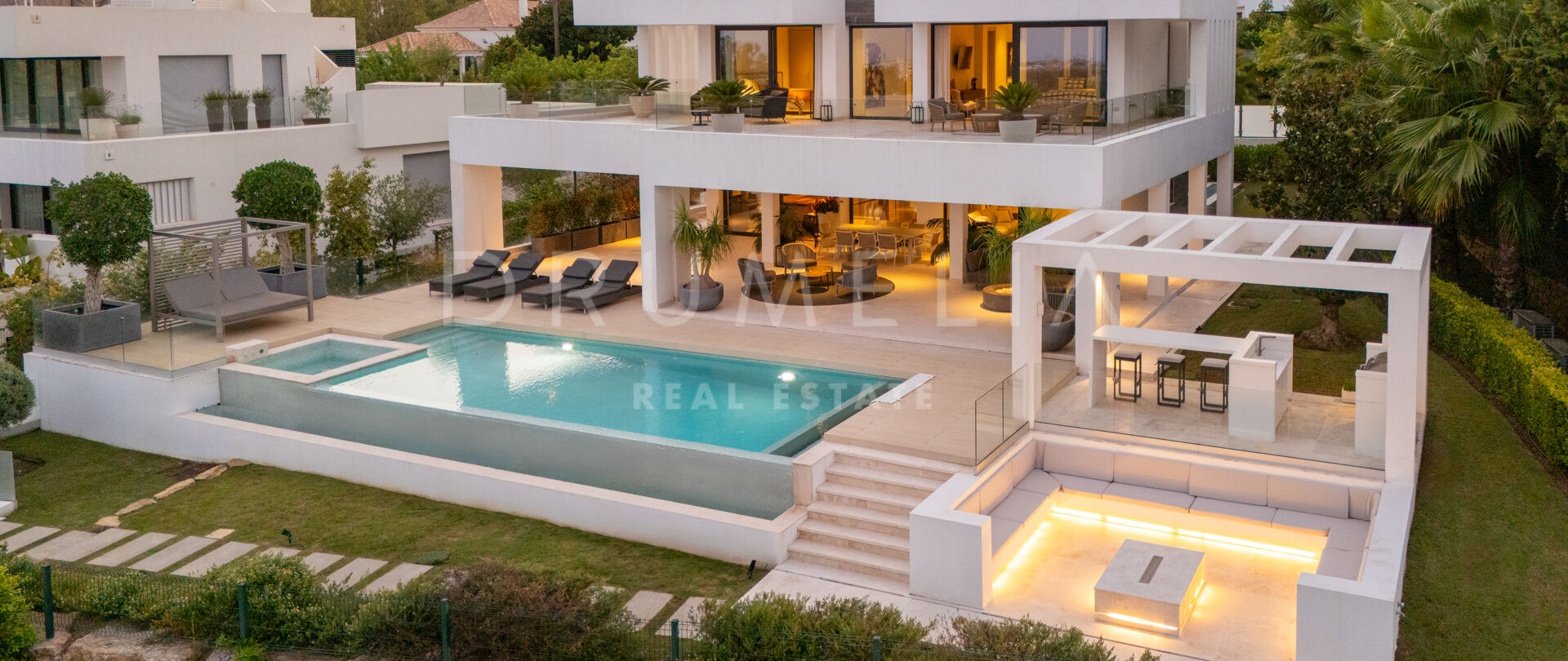 Modern Frontline Golfvilla med Infinitypool i Nueva Andalucía